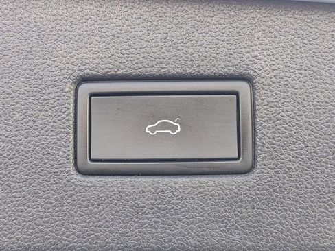 Used 2024 Volkswagen Tiguan SE image 12