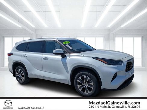 Used 2022 Toyota Highlander XLE AWD/4WD image 1