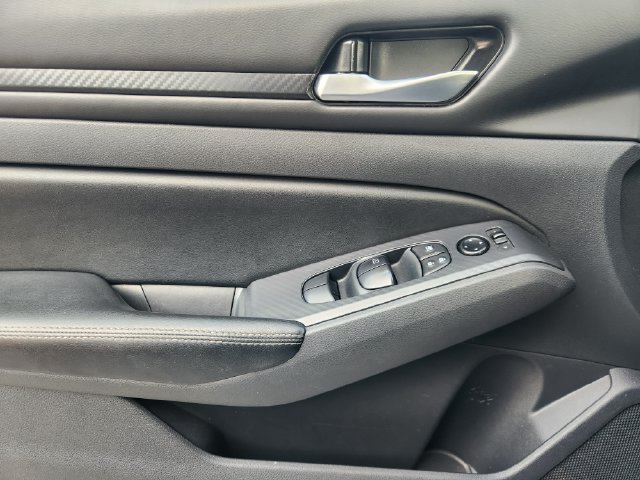 Used 2025 Nissan Altima 2.5 SV FWD image 21