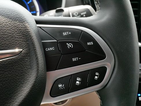 Used 2023 Chrysler Pacifica Touring-L FWD image 25