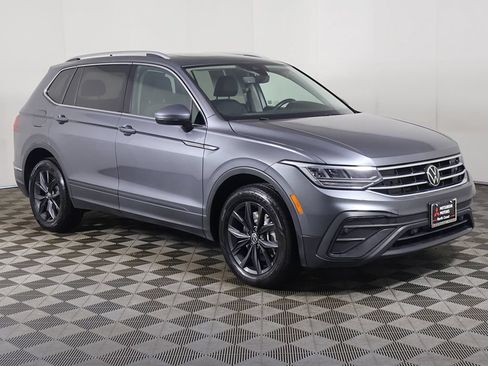 Used 2024 Volkswagen Tiguan SE w/ Panoramic Sunroof Package AWD/4WD image 2