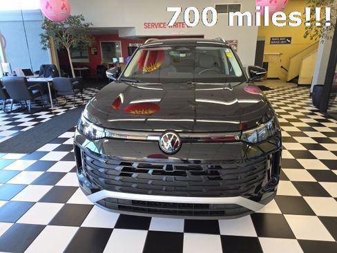 Certified 2025 Volkswagen Tiguan SE image 2