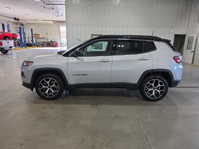 Used 2025 Jeep Compass Limited AWD/4WD image 5