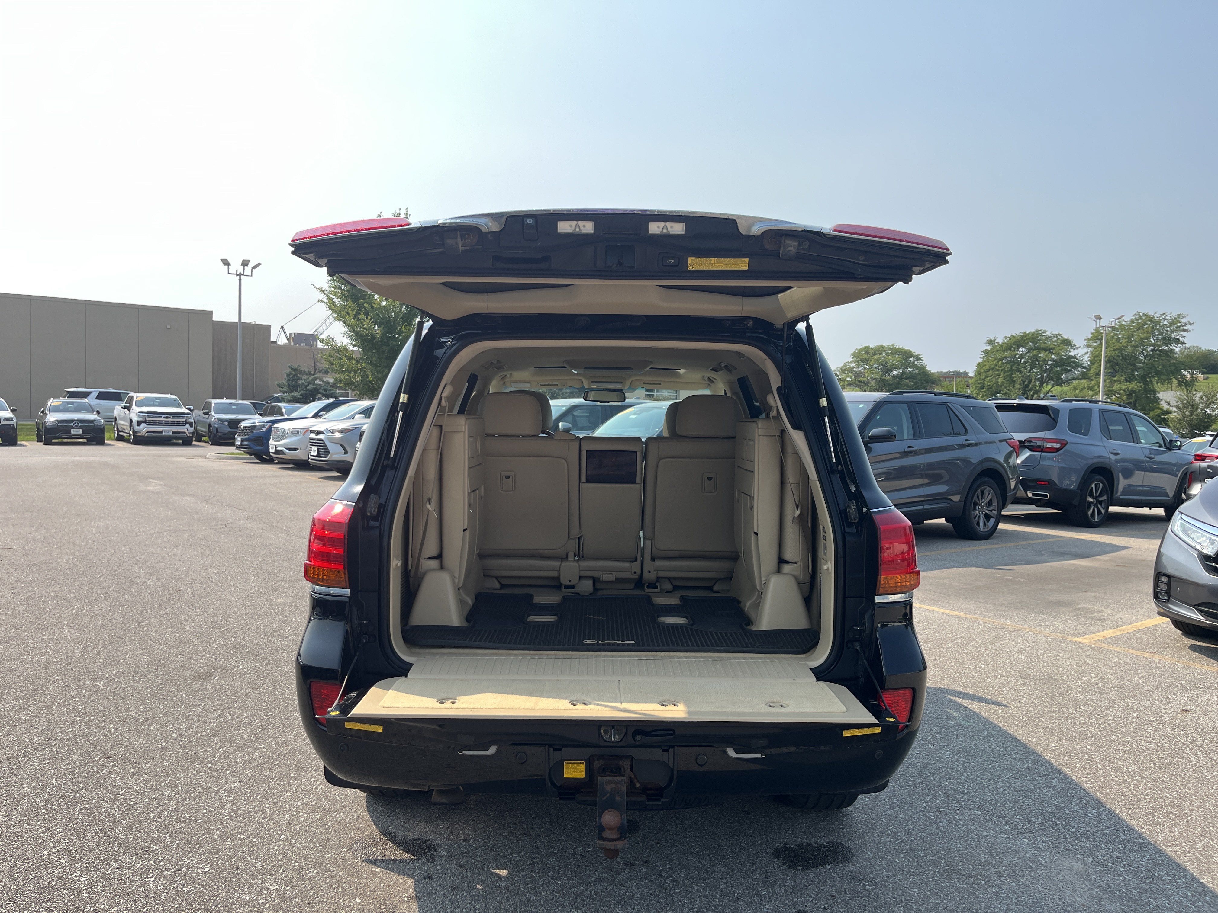 Used 2011 Lexus LX 570 4WD w/ Luxury Pkg image 11