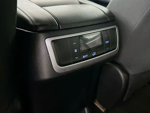 Used 2018 Toyota Highlander LE w/ Carpet Mat Package (TMS) AWD/4WD image 13