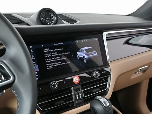 Certified 2026 Porsche Macan image 11