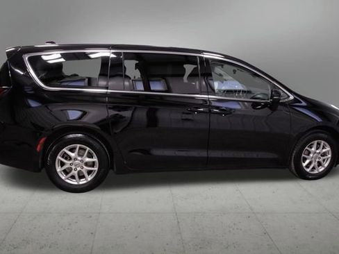 Used 2024 Chrysler Pacifica Touring-L image 6