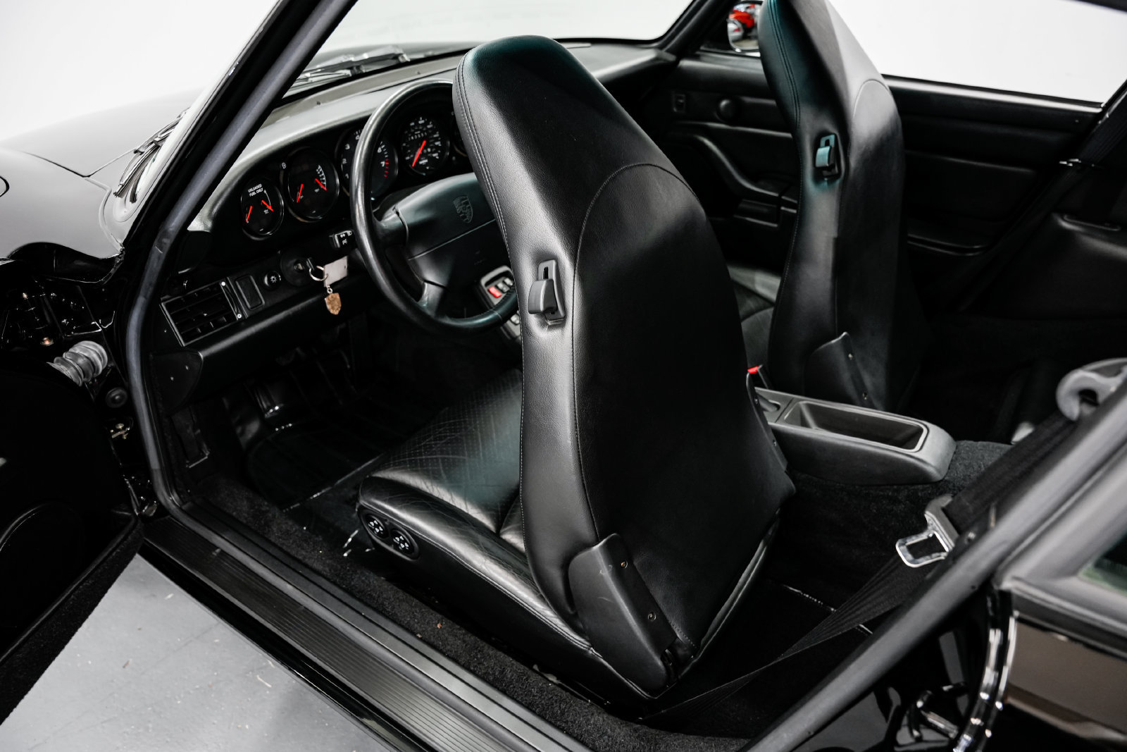 Used 1995 Porsche 911 Carrera RWD image 21