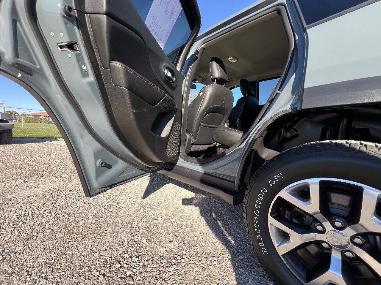 Used 2015 Jeep Cherokee Trailhawk AWD/4WD image 16