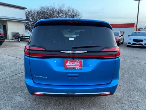 New 2026 Chrysler Pacifica Select image 4