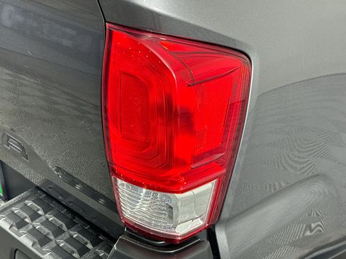 Used 2017 Toyota Tacoma SR AWD/4WD image 28
