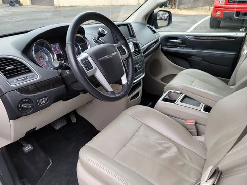 Used 2013 Chrysler Town & Country Touring image 10