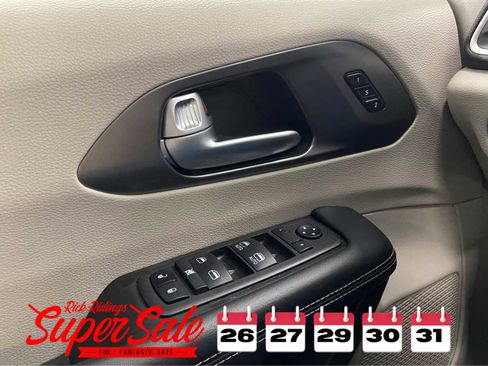 Used 2024 Chrysler Pacifica Touring-L image 37