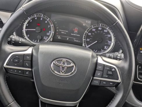 Used 2023 Toyota Highlander XLE image 13
