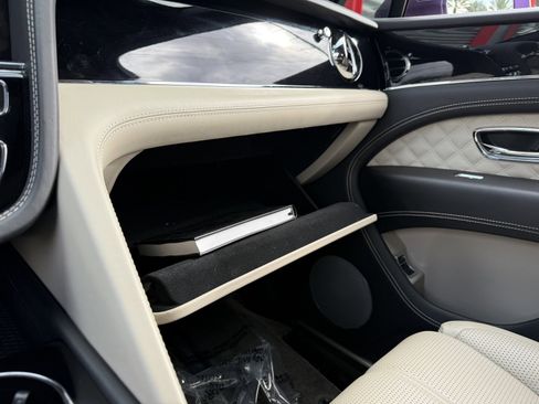 Used 2021 Bentley Bentayga V8 image 21
