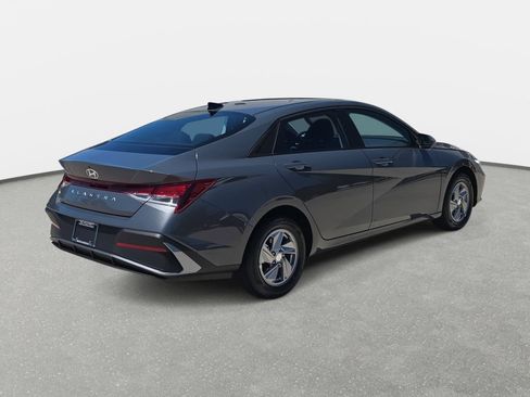 Used 2026 Hyundai Elantra SE FWD image 5