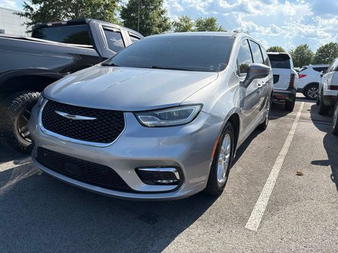 Used 2021 Chrysler Pacifica Touring-L w/ Uconnect Theater Family Group FWD image 2