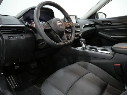 Used 2024 Nissan Altima 2.5 S FWD image 11