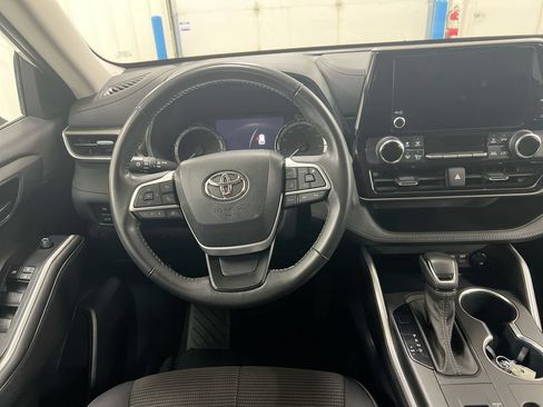 Used 2023 Toyota Highlander LE FWD image 11