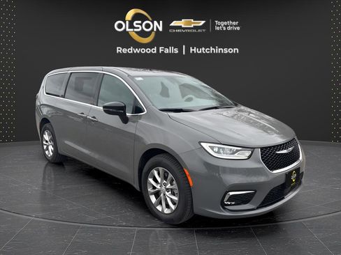 Used 2025 Chrysler Pacifica Select image 7