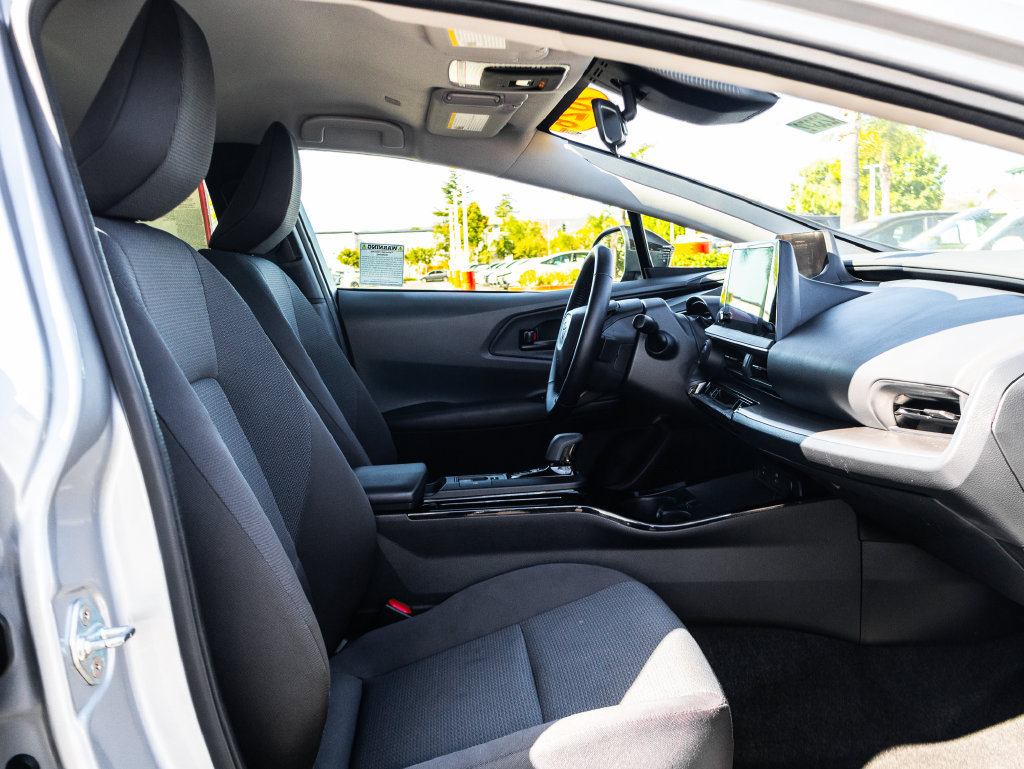 Used 2026 Toyota Prius LE AWD/4WD image 16