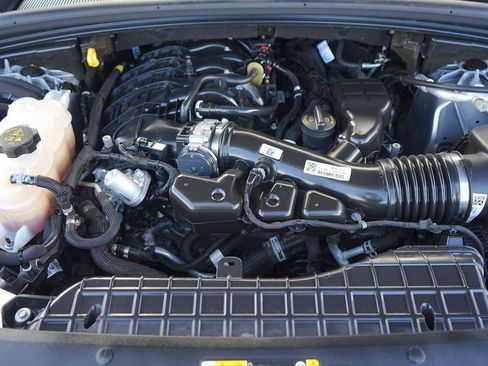 Used 2024 Jeep Grand Cherokee Laredo RWD image 9