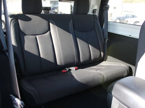 Used 2018 Jeep Wrangler Sahara w/ Connectivity Group AWD/4WD image 12