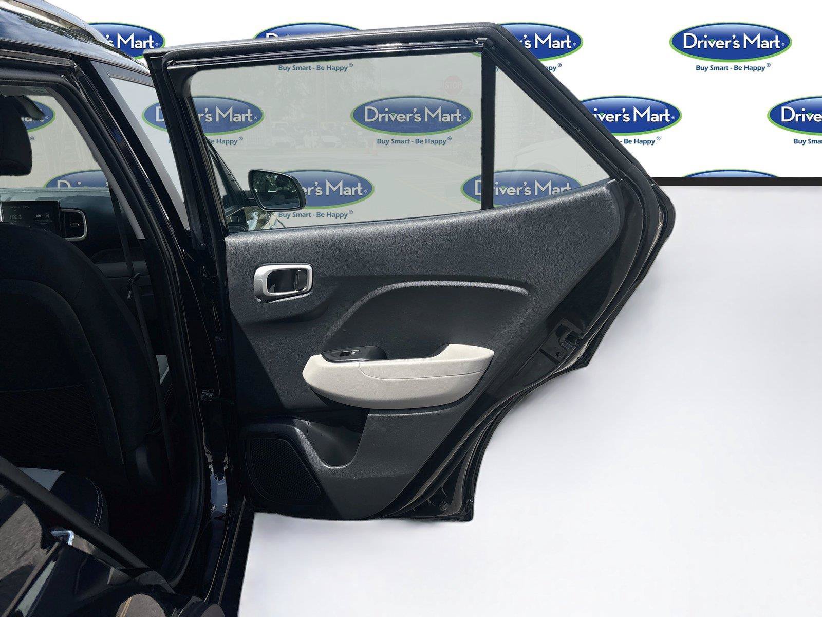 Used 2025 Hyundai Venue SEL FWD image 25
