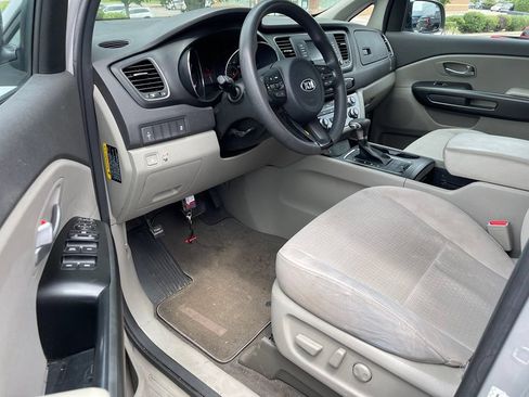 Used 2018 Kia Sedona LX FWD image 5