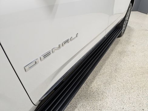 Used 2023 GMC Yukon XL Denali Ultimate image 9