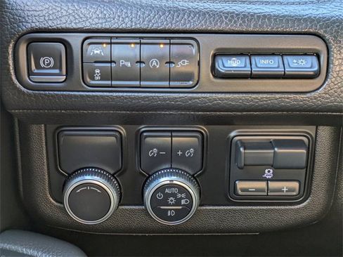 Used 2021 GMC Yukon Denali w/ Denali Premium Package image 27