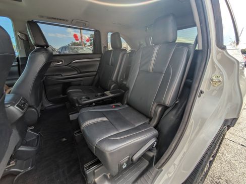 Used 2018 Toyota Highlander SE image 9