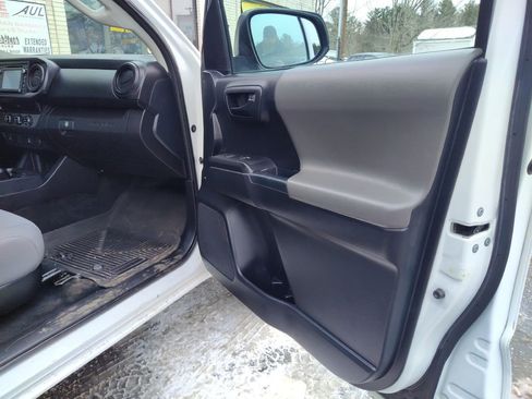 Used 2018 Toyota Tacoma SR image 19