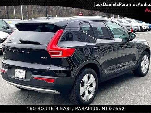 Used 2022 Volvo XC40 T5 Momentum image 2