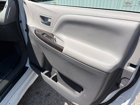 Used 2018 Toyota Sienna XLE w/ Carpet Mat Package FWD image 26