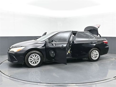 Used 2016 Toyota Camry LE image 48