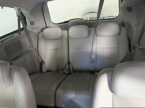Used 2008 Chrysler Town & Country Touring image 17
