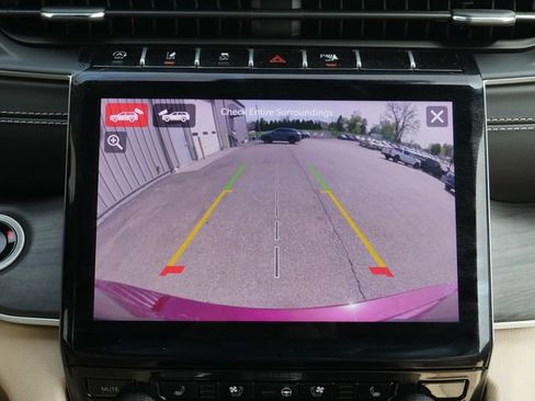 Used 2025 Jeep Grand Cherokee Limited w/ Luxury Tech Group II AWD/4WD image 8