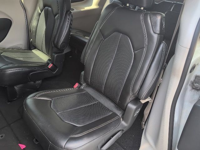 Used 2024 Chrysler Pacifica Touring-L FWD image 14