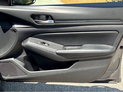 Certified 2025 Nissan Altima 2.5 SV FWD image 8