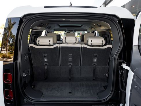 Used 2023 Land Rover Defender 130 SE image 33