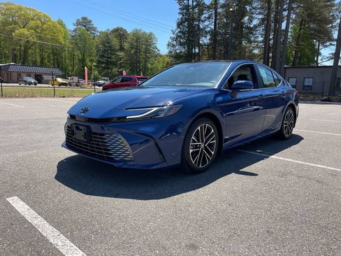 Used 2025 Toyota Camry XLE FWD image 2