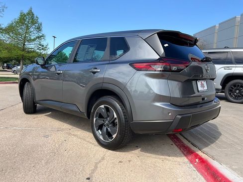 Used 2025 Nissan Rogue SV image 8