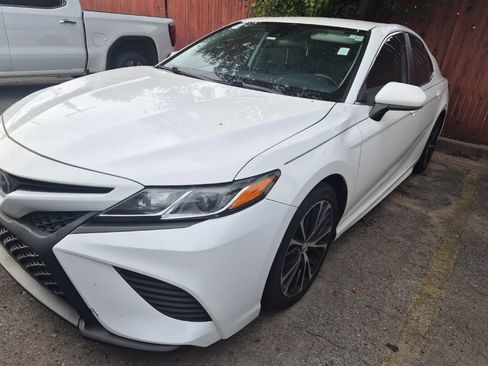 Used 2019 Toyota Camry SE FWD image 2