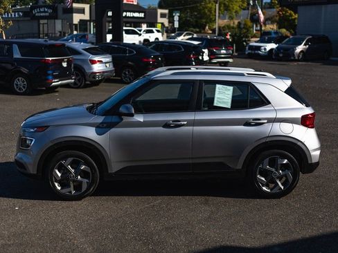 Used 2024 Hyundai Venue SEL image 11