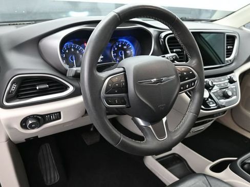 Used 2022 Chrysler Pacifica Touring-L FWD image 23