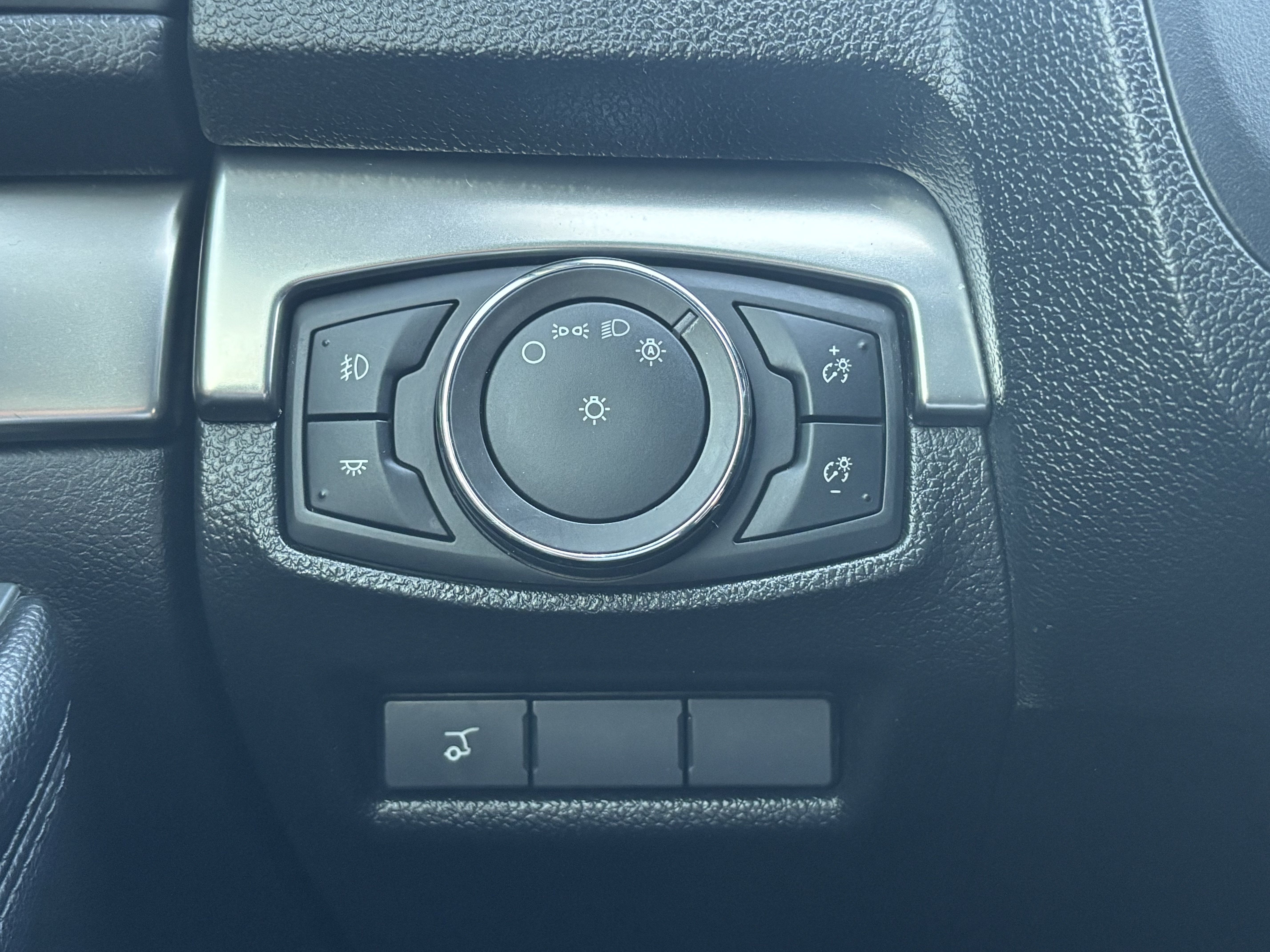 Used 2018 Ford Explorer XLT w/ Equipment Group 202A FWD image 20