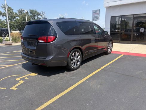 Used 2018 Chrysler Pacifica Touring-L Plus w/ S Appearance Package FWD image 5