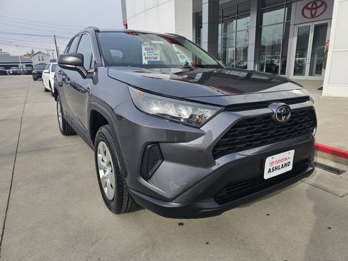 Used 2019 Toyota RAV4 LE image 2