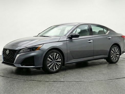 Used 2025 Nissan Altima 2.5 SV image 3